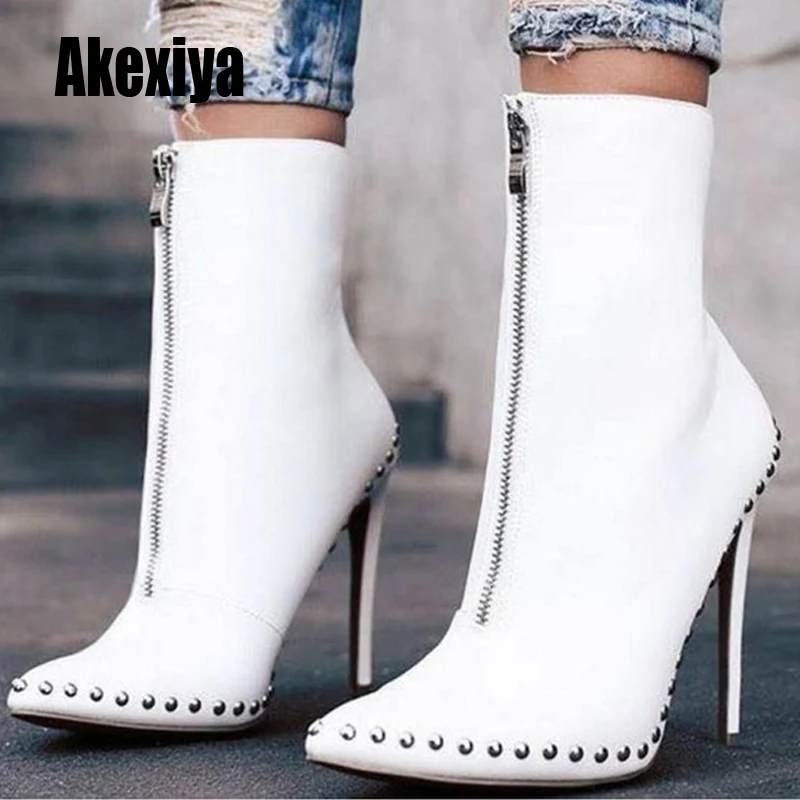 2020 New Autumn Winter Metal decoration Shoes Woman Chelsea Boots Sexy Pointed Toe 11.5cm Thin High Heels Ankle Boots k405
2020 New Autumn Winter Metal decoration Shoes Woman Chelsea Boots Sexy Pointed Toe 11.5cm Thin High Heels Ankle Boots k405
