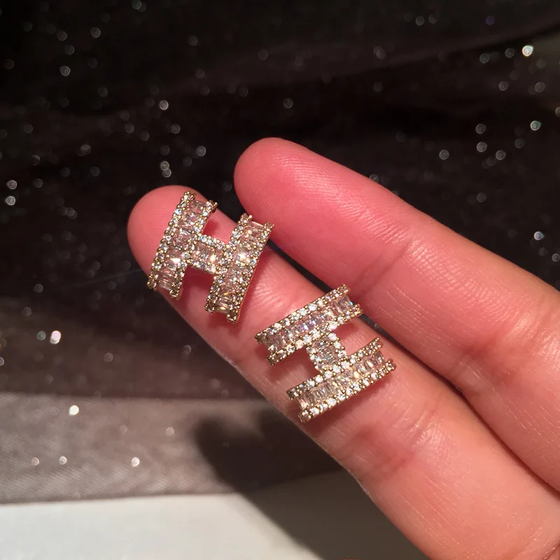 Micro Paved CZircon Letter H Bling Iced Out Stud Earrings Simple Temperament Earrings For Women Jewelry Gifts S925 needle
Micro Paved CZircon Letter H Bling Iced Out Stud Earrings Simple Temperament Earrings For Women Jewelry Gifts S925 needle