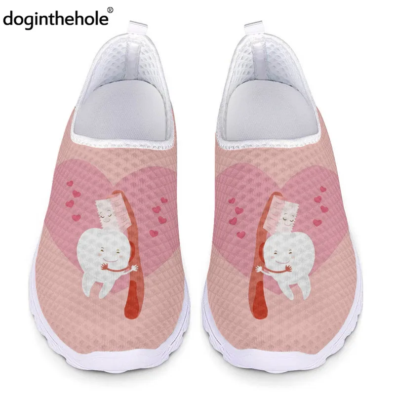 Doginthehole Симпатичные Мультяшные зубы, веселые стоматологические дышащие кроссовки, женские легкие зубные щетки с принтом, розовые лоферы
Doginthehole Симпатичные Мультяшные зубы, веселые стоматологические дышащие кроссовки, женские легкие зубные щетки с принтом, розовые лоферы