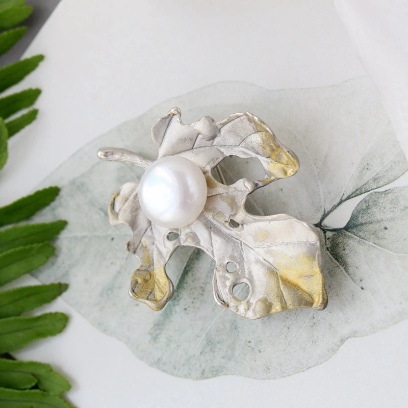 Authentic 925 Sterling Silver Brooch Lady Trendy Creative Leaf Inlaid Natural Freshwater Pearl High Quality Trendy Style Jewelry
Authentic 925 Sterling Silver Brooch Lady Trendy Creative Leaf Inlaid Natural Freshwater Pearl High Quality Trendy Style Jewelry