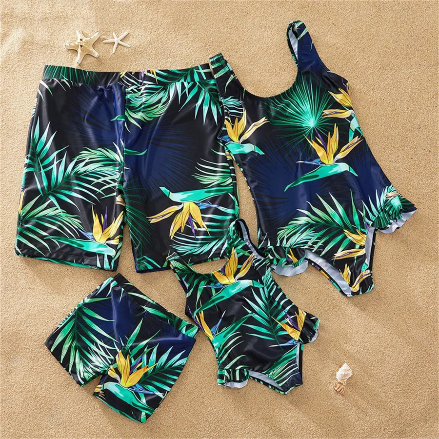 2020 Family Matching Swimwear Leaf Printed Mother and Daughter Swimsuits Dad Son Swimming Trunks Mommy and me Family Look C0725
2020 Family Matching Swimwear Leaf Printed Mother and Daughter Swimsuits Dad Son Swimming Trunks Mommy and me Family Look C0725