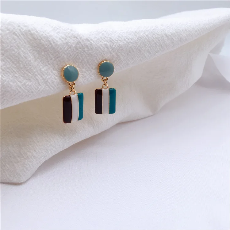 Oil painting style and temperament retro contrast geometric drop earrings without ear holes and female alloy earrings
Oil painting style and temperament retro contrast geometric drop earrings without ear holes and female alloy earrings