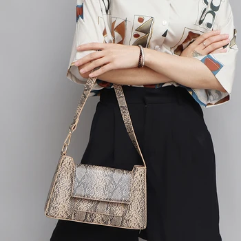 Snake Underarm Shoulder Bag Luxury Brand Handbags Leather Hand Bags Women 2020 Luxury Designer Small Square Bag Bolsa de hombro
Snake Underarm Shoulder Bag Luxury Brand Handbags Leather Hand Bags Women 2020 Luxury Designer Small Square Bag Bolsa de hombro
