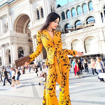 2020 spring new fashion ladies two-piece printing Blazer coat high waist Bell-bottoms high-end office lady suit 
2020 spring new fashion ladies two-piece printing Blazer coat high waist Bell-bottoms high-end office lady suit