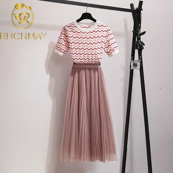 2020 Summer Women's Colorful Wave Striped Knitted Suit Short Sleeve Sweater Top + Long Pleated Mesh Skirt Two-piece Suit Set
2020 Summer Women's Colorful Wave Striped Knitted Suit Short Sleeve Sweater Top + Long Pleated Mesh Skirt Two-piece Suit Set