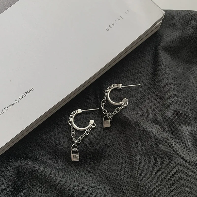 New Arrival Punk Style Silver Color Lock Chain Pendant Hoop Earrings C Shaped Geometric Ear Jewelry For Women Party Wedding Gift
New Arrival Punk Style Silver Color Lock Chain Pendant Hoop Earrings C Shaped Geometric Ear Jewelry For Women Party Wedding Gift