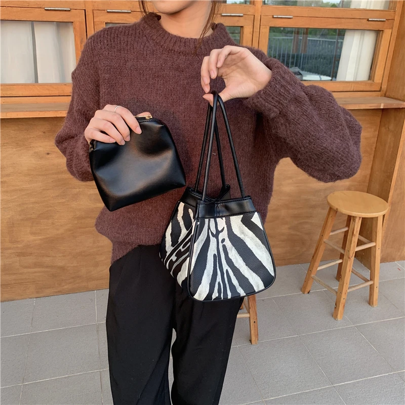 Retro Zebra Pattern Female Underarm Bag Luxury Design Contrast Color Ladies Bucket Handbags Simple Elegant Women Shoulder Bags
Retro Zebra Pattern Female Underarm Bag Luxury Design Contrast Color Ladies Bucket Handbags Simple Elegant Women Shoulder Bags