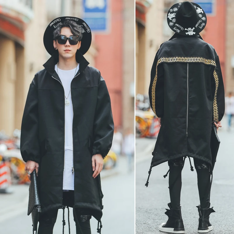 2020 New Men's Trench Coat Personality hem High-quality men's stand collar long windbreakers golden ribbon men brand clothing
2020 New Men's Trench Coat Personality hem High-quality men's stand collar long windbreakers golden ribbon men brand clothing