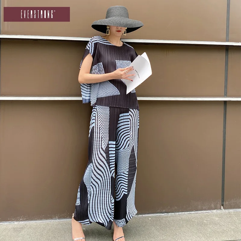 2021 new women's printed sleeveless top Miyak fold Large size slimming casual drape flared pants O-Neck two-piece suit
2021 new women's printed sleeveless top Miyak fold Large size slimming casual drape flared pants O-Neck two-piece suit