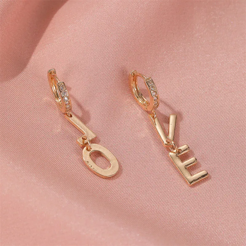 Creative Love Pendant Earrings Simple Alloy Letter Earrings Asymmetric Earrings Elegant Charm Crystal Earrings Fashion Jewelry
Creative Love Pendant Earrings Simple Alloy Letter Earrings Asymmetric Earrings Elegant Charm Crystal Earrings Fashion Jewelry