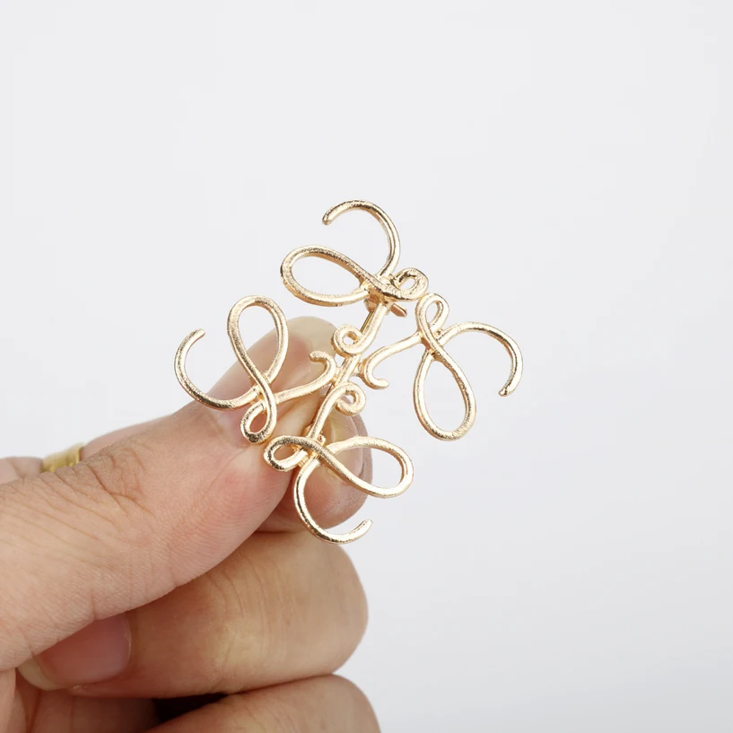 Vintage Gold Geometric Square Hollow Brooch Pin Charm Jewelry Handmade Women Cardigan Shawl Brooches Coat Badge Lapel Pins
Vintage Gold Geometric Square Hollow Brooch Pin Charm Jewelry Handmade Women Cardigan Shawl Brooches Coat Badge Lapel Pins