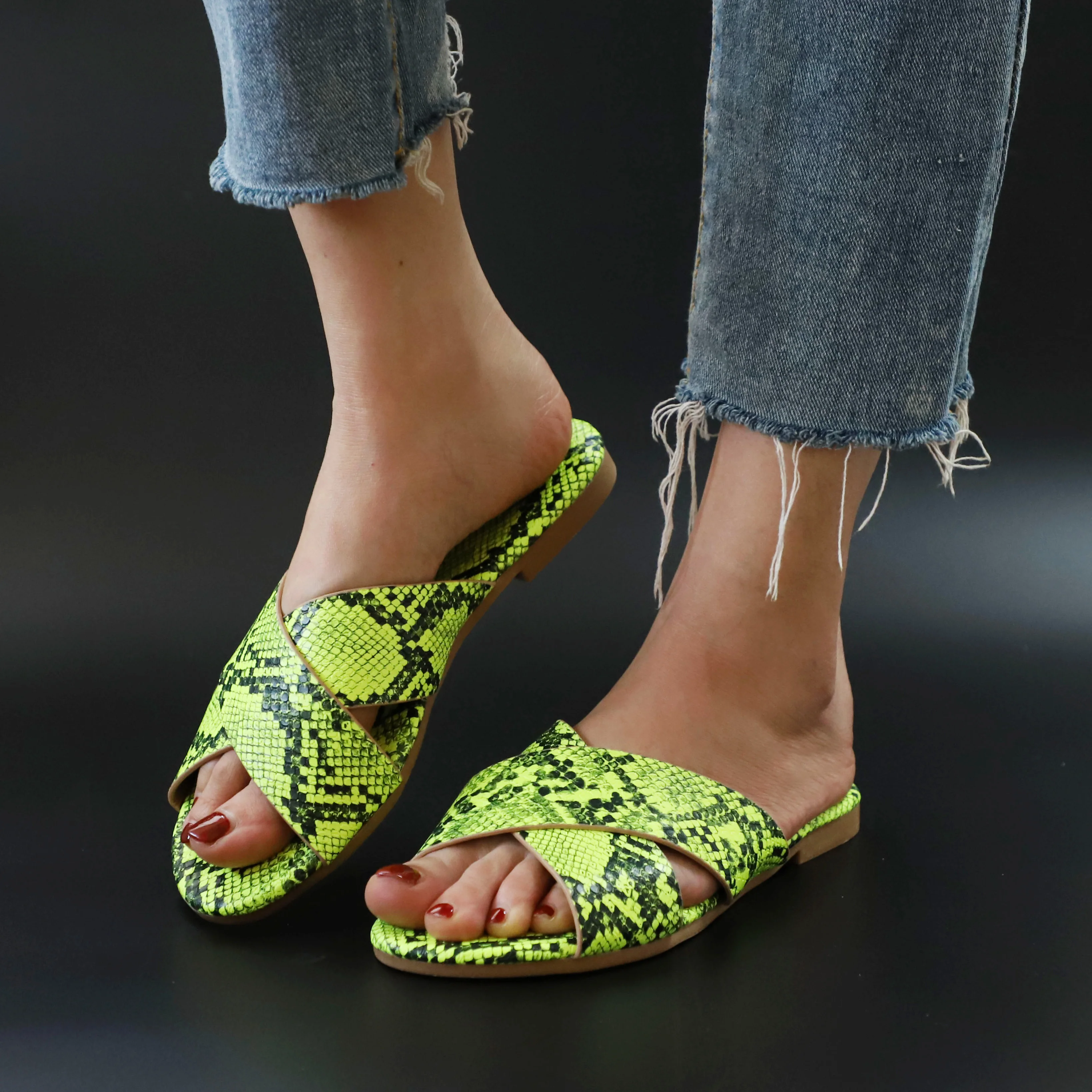 2020 summer new snake pattern female slippers flat bottom cross pattern sandals tide open-toe sandals and slippers X191
2020 summer new snake pattern female slippers flat bottom cross pattern sandals tide open-toe sandals and slippers X191