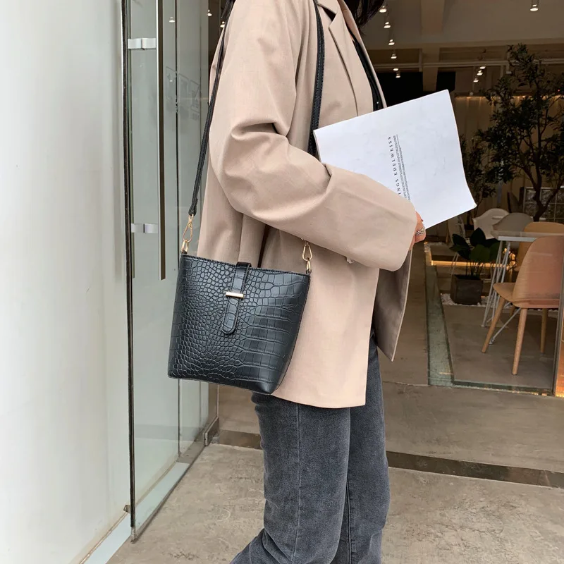 Bag Women's 2019 New Style Retro Fashion Crocodile Pattern Bucket Bag INS Network hong yang Gas Versatile Crossbody Bag
Bag Women's 2019 New Style Retro Fashion Crocodile Pattern Bucket Bag INS Network hong yang Gas Versatile Crossbody Bag
