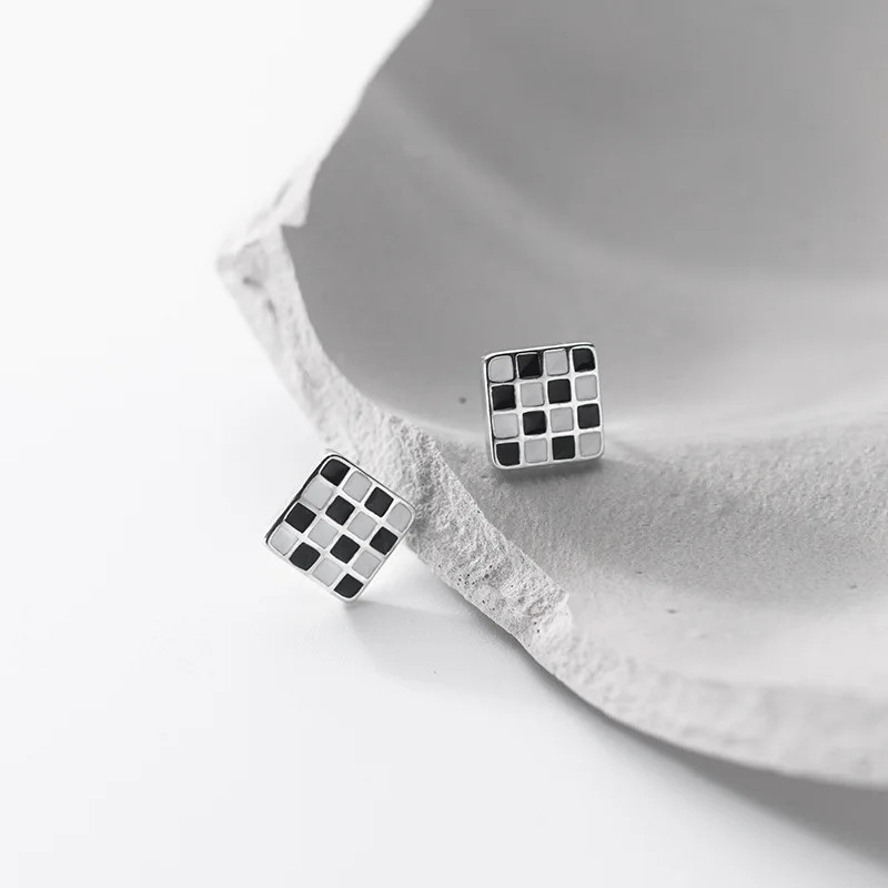 Solid 925 Sterling Silver Enamel Black and White Square Stud Earrings For Fashion Women X'mas Jewelry Gifts Birthday New Year
Solid 925 Sterling Silver Enamel Black and White Square Stud Earrings For Fashion Women X'mas Jewelry Gifts Birthday New Year
