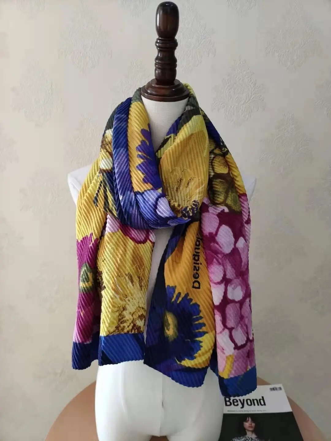 Фото Оптовая цена 2021 женский пляжный шарф разработанный испанским брендом (05) |