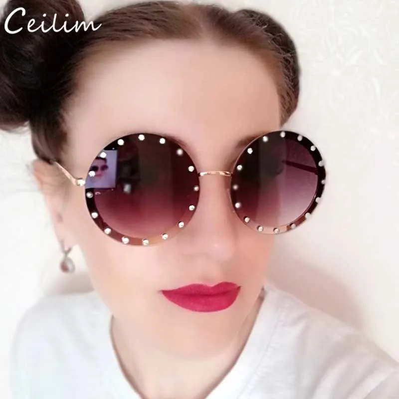 2019 New Rimless Circle Round Sunglasses Luxury Brand Designer Bling Crystal Sun Glasses Trendy Clear Gradient Shades for Women
2019 New Rimless Circle Round Sunglasses Luxury Brand Designer Bling Crystal Sun Glasses Trendy Clear Gradient Shades for Women