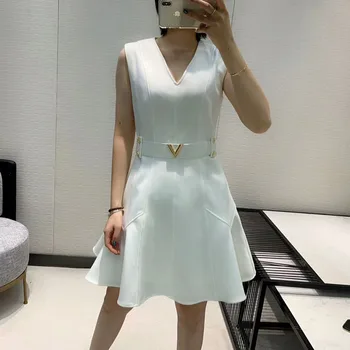 2019 Autumn and Winter Women's New Style Elegant Fashion High Quality V-neck Dress 2 Color Black & White
2019 Autumn and Winter Women's New Style Elegant Fashion High Quality V-neck Dress 2 Color Black & White