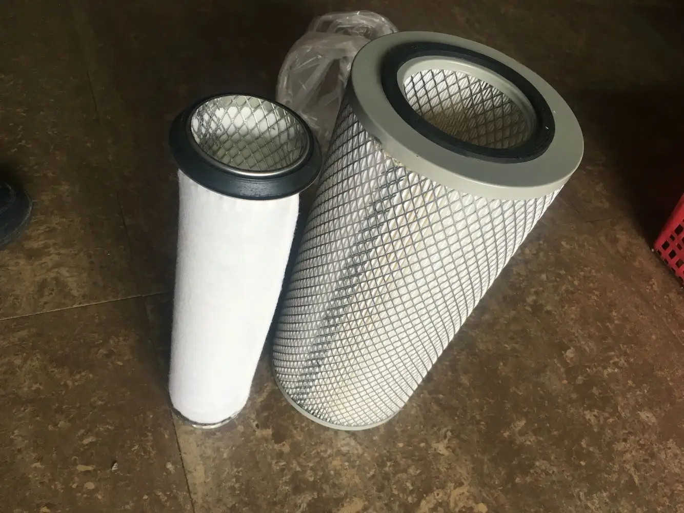 Xinyuan old excavator, mechanical, small loader, air filter, size diameter 15 high 32.
Xinyuan old excavator, mechanical, small loader, air filter, size diameter 15 high 32.