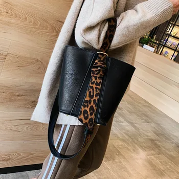 Leopard Print Bucket Bag Female 2020 New Shoulder Bag Spring and Summer Shoulder Bag Fashion Simple Hand-Held Small Bag 
Leopard Print Bucket Bag Female 2020 New Shoulder Bag Spring and Summer Shoulder Bag Fashion Simple Hand-Held Small Bag
