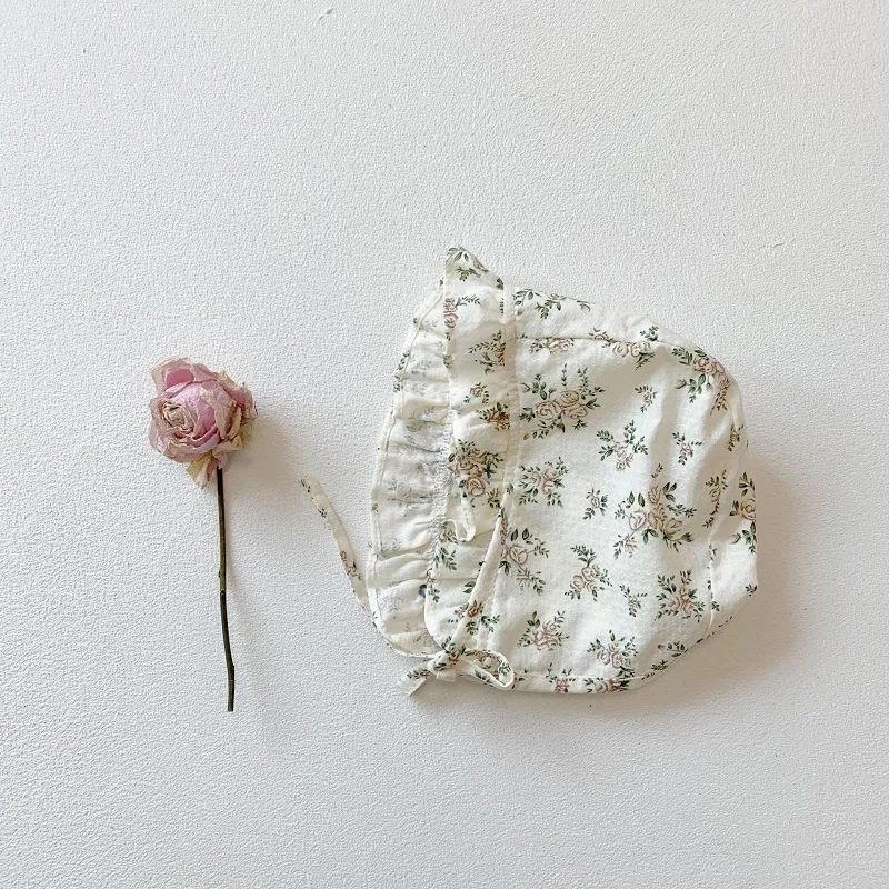 Macacão de bebê floral com renda e com chapéu estilo vintage Macacão de bebê floral com renda e com chapéu estilo vintage