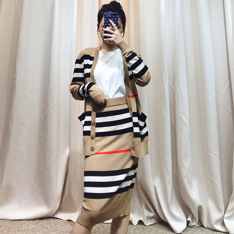 Knitted Wool Cardigan Sweater Autumn 2020 New Classic Stripe Temperament Show Skin Color V-Neck Cardigans Clothes Sweater Women
Knitted Wool Cardigan Sweater Autumn 2020 New Classic Stripe Temperament Show Skin Color V-Neck Cardigans Clothes Sweater Women