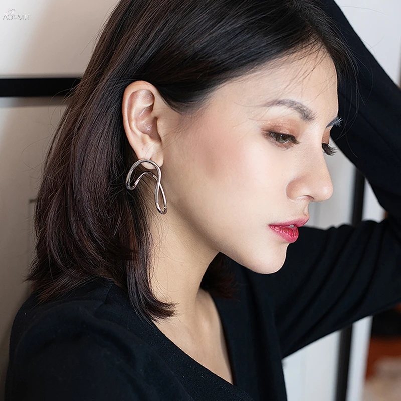 AOMU 2019 New S925 Silver Needle Simple Geometry Irregular Hollow Line Metal Stud Earrings for Women Girls Jewelry
AOMU 2019 New S925 Silver Needle Simple Geometry Irregular Hollow Line Metal Stud Earrings for Women Girls Jewelry