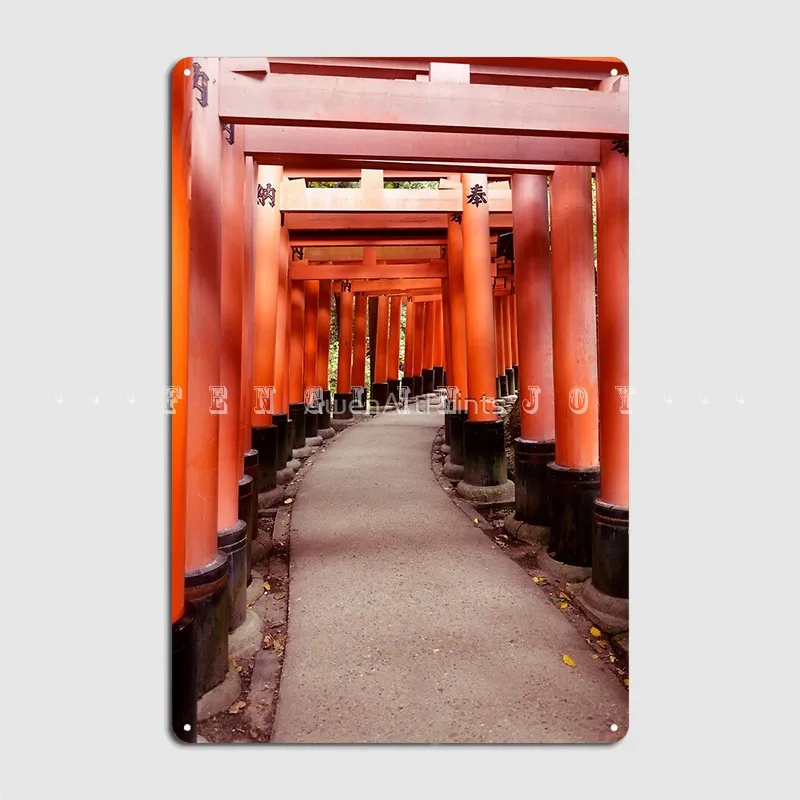 Senbon Torii длинная дорога ворот вермиллиона красных торii в храме фушими Инари