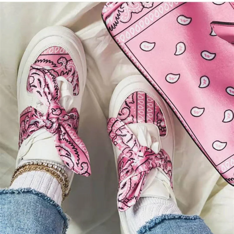 Фото Женские кроссовки с вышивкой белые дышащие на шнуровке цветами повседневная