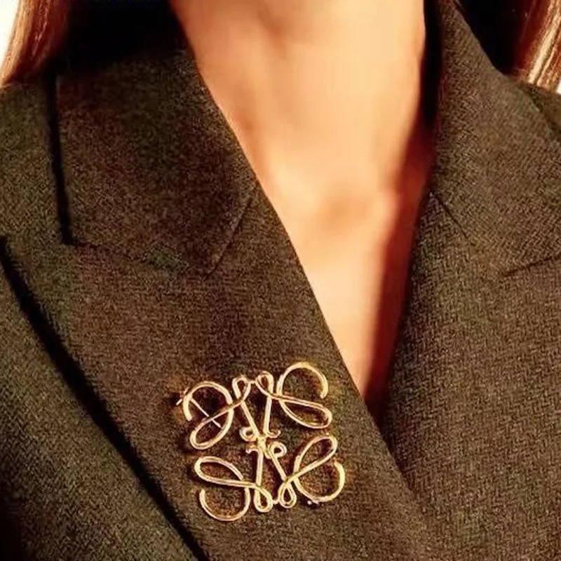 Spain Fashion Show Star Celebrity Style Brooch Geometry Square Hollow out Symmetric Brooch Debutante Suit Brooch Accessories
Spain Fashion Show Star Celebrity Style Brooch Geometry Square Hollow out Symmetric Brooch Debutante Suit Brooch Accessories