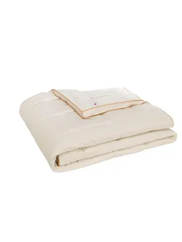 JUA GRAND DOUBLE PERSONALITY WOOL QUILT 
JUA GRAND DOUBLE PERSONALITY WOOL QUILT