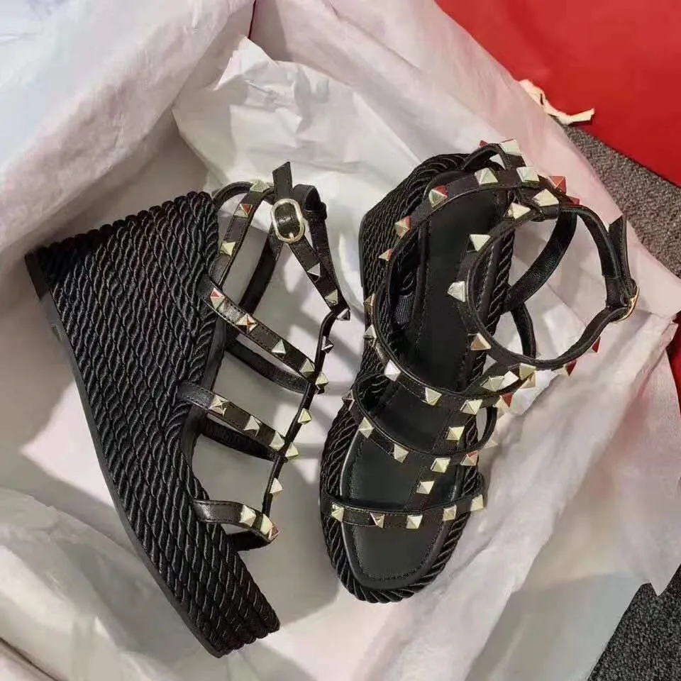 Classical Designer sandals High Heels wedge ankle strap studs shoes TOP quality Genuine leather Sexy women Shoes brand shoes
Classical Designer sandals High Heels wedge ankle strap studs shoes TOP quality Genuine leather Sexy women Shoes brand shoes
