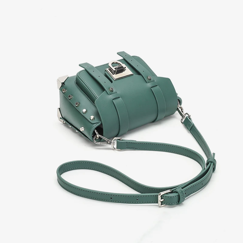 Woman Package Winter Single Shoulder Span Small Square Package Trend Rivet Package Bag
Woman Package Winter Single Shoulder Span Small Square Package Trend Rivet Package Bag