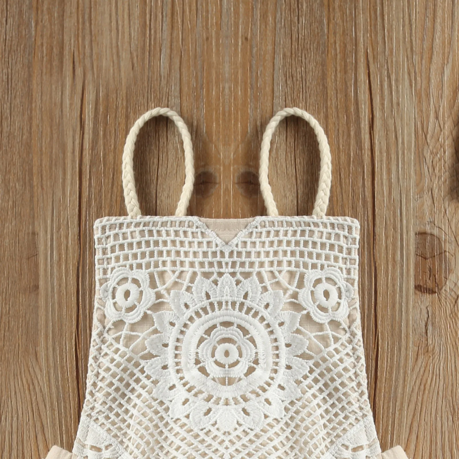 Macacão Bebê de Luxo com Bordado e Renda Macacão Bebê de Luxo com Bordado e Renda