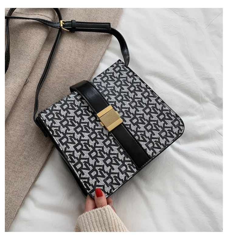 Vintage Crossbody Bag for Women 2020 Trendy Flap Leather Shoulder Bag Casual Lady's Messenger Bag Retro Pattern Female Purse
Vintage Crossbody Bag for Women 2020 Trendy Flap Leather Shoulder Bag Casual Lady's Messenger Bag Retro Pattern Female Purse