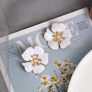 JUJIA Korean Statement Pearl White Flower Stud Earrings For Women Classic Enamel Fashion Pendientes Ear Jewelry Brincos
JUJIA Korean Statement Pearl White Flower Stud Earrings For Women Classic Enamel Fashion Pendientes Ear Jewelry Brincos
