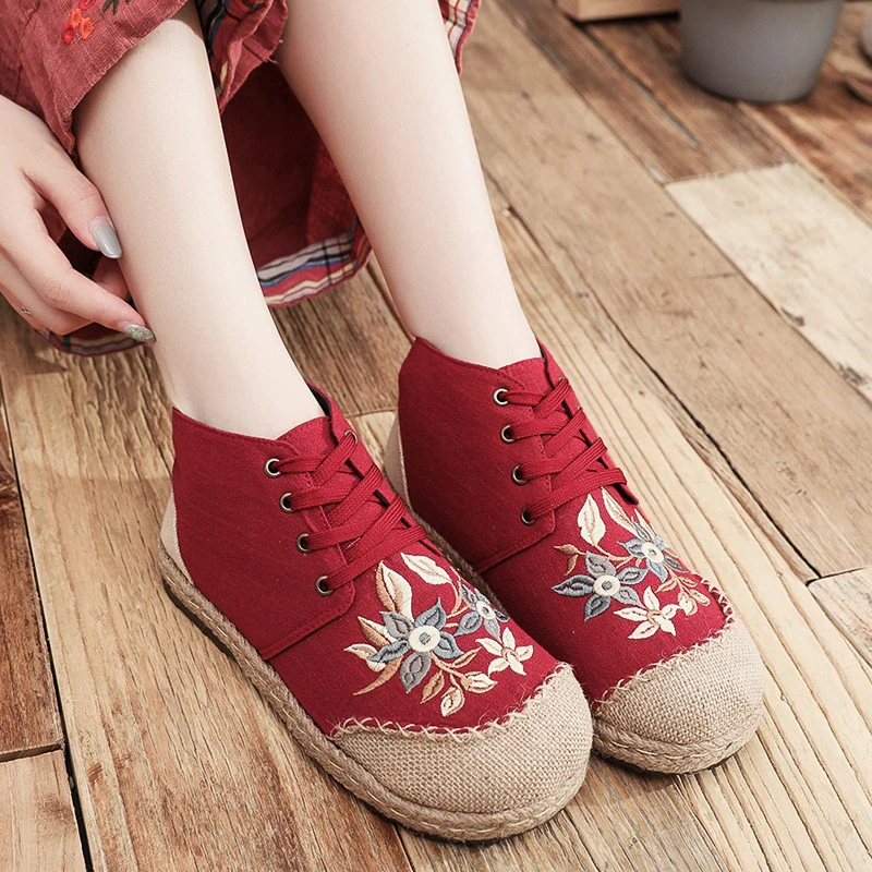 Women's Winter Thick-Soled Round-Toe Embroidered Cloth Shoes, Women's Lace-Up Mid-Tube Casual Chinese Short Boots Retro New
Women's Winter Thick-Soled Round-Toe Embroidered Cloth Shoes, Women's Lace-Up Mid-Tube Casual Chinese Short Boots Retro New