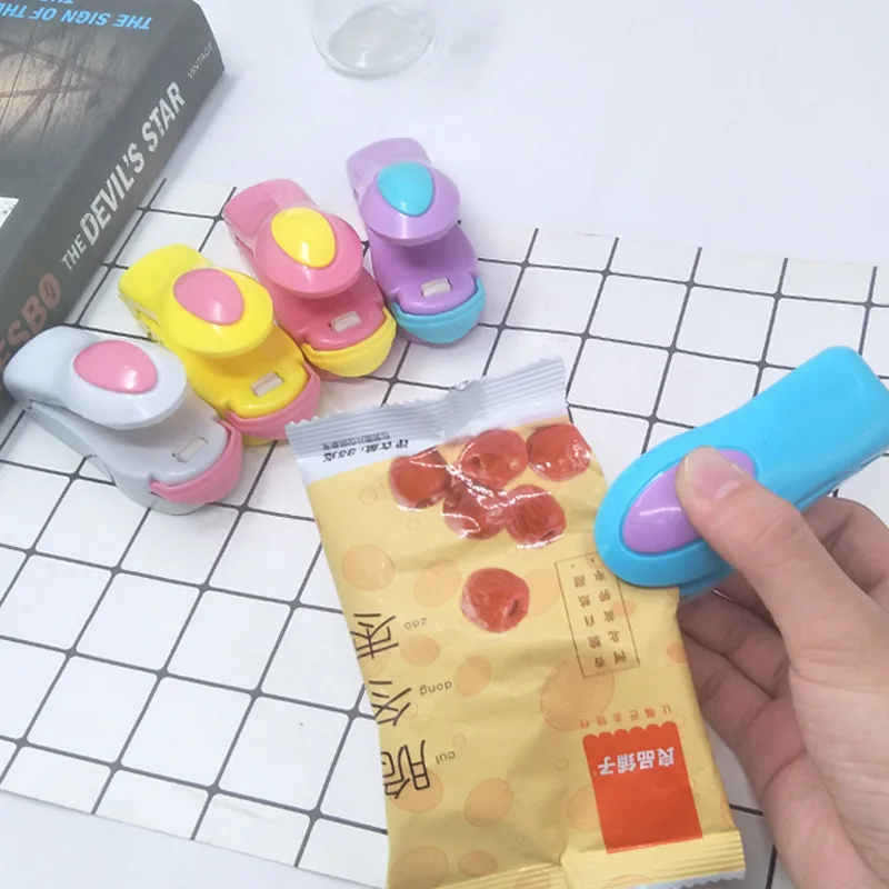 Mini Portable Snack Plastic Bag Sealing Machine Candy Colors Home and Travel Electric Heat Vacuum Sealer Keep Food Fresh Tools
Mini Portable Snack Plastic Bag Sealing Machine Candy Colors Home and Travel Electric Heat Vacuum Sealer Keep Food Fresh Tools