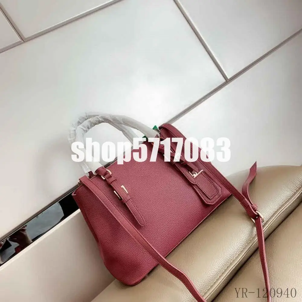 Designer luxury brand fashion new ladies hand ladle shoulder messenger bag original lychee pattern
Designer luxury brand fashion new ladies hand ladle shoulder messenger bag original lychee pattern