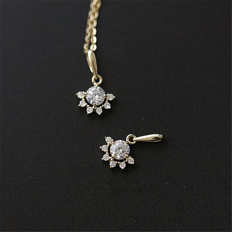 925 Sterling Silver Small Sun Pendant Necklace Women 14k Gold Pavé Crystal Clavicle Chain Simple Exquisite Party Jewelry Gift
925 Sterling Silver Small Sun Pendant Necklace Women 14k Gold Pavé Crystal Clavicle Chain Simple Exquisite Party Jewelry Gift