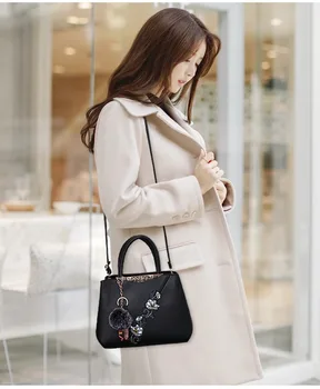 Fashion female bag 2020 new large-capacity hit color hair ball shoulder bag messenger bag handbag and wallet 
Fashion female bag 2020 new large-capacity hit color hair ball shoulder bag messenger bag handbag and wallet