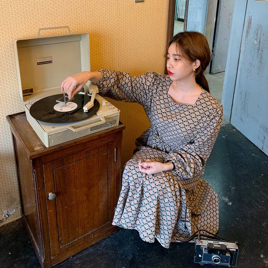 2020 Spring Women Clothing Retro Temperament Square Collar Small Floral Drawstring Belt Mid-Length Fishtail Dress
2020 Spring Women Clothing Retro Temperament Square Collar Small Floral Drawstring Belt Mid-Length Fishtail Dress