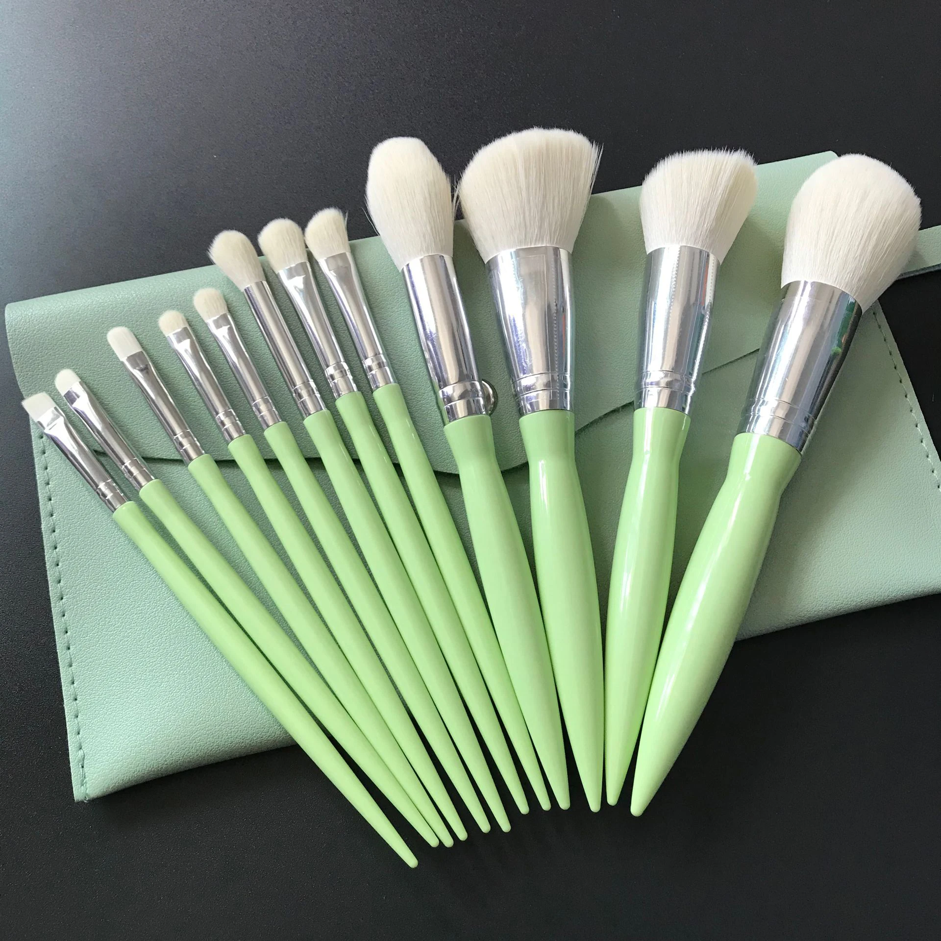 

low moq 12pcs high quality green makeup brushes sets with PU bag lip blush powder cosmetics brush bronzer make up tools