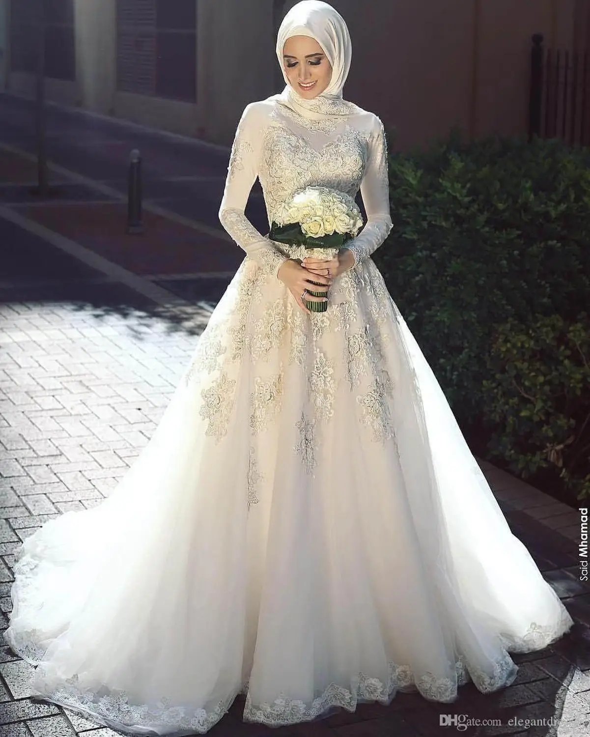 2020 Modest High Neck Long Sleeves Muslim Wedding Dresses Unique Design A-Line Lace Appliques Elegant Bridal Gowns
2020 Modest High Neck Long Sleeves Muslim Wedding Dresses Unique Design A-Line Lace Appliques Elegant Bridal Gowns