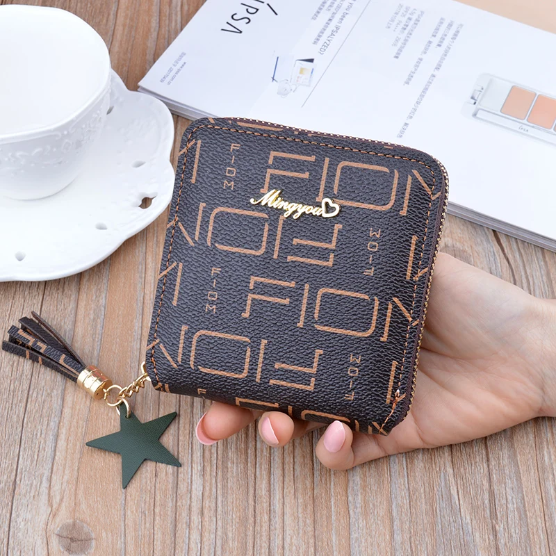 2020 Fashion Coin Purse Lady Short Leather Zip Tassel Letter Wallet New Korean Student Mini Key Coin Purse
2020 Fashion Coin Purse Lady Short Leather Zip Tassel Letter Wallet New Korean Student Mini Key Coin Purse