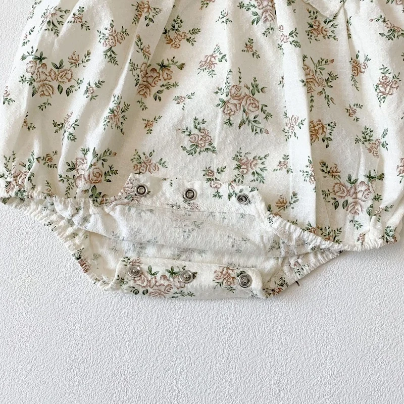 Macacão de bebê floral com renda e com chapéu estilo vintage Macacão de bebê floral com renda e com chapéu estilo vintage