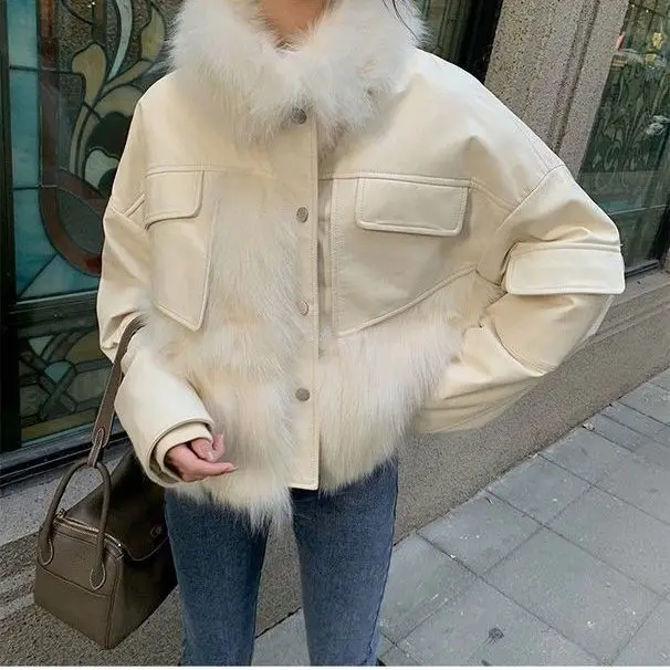 2021 Women Winter Faux Fox Fur Jacket Female Stand Collar Long Sleeve Faux Leather Jacket pele fake fluffy jacket
2021 Women Winter Faux Fox Fur Jacket Female Stand Collar Long Sleeve Faux Leather Jacket pele fake fluffy jacket