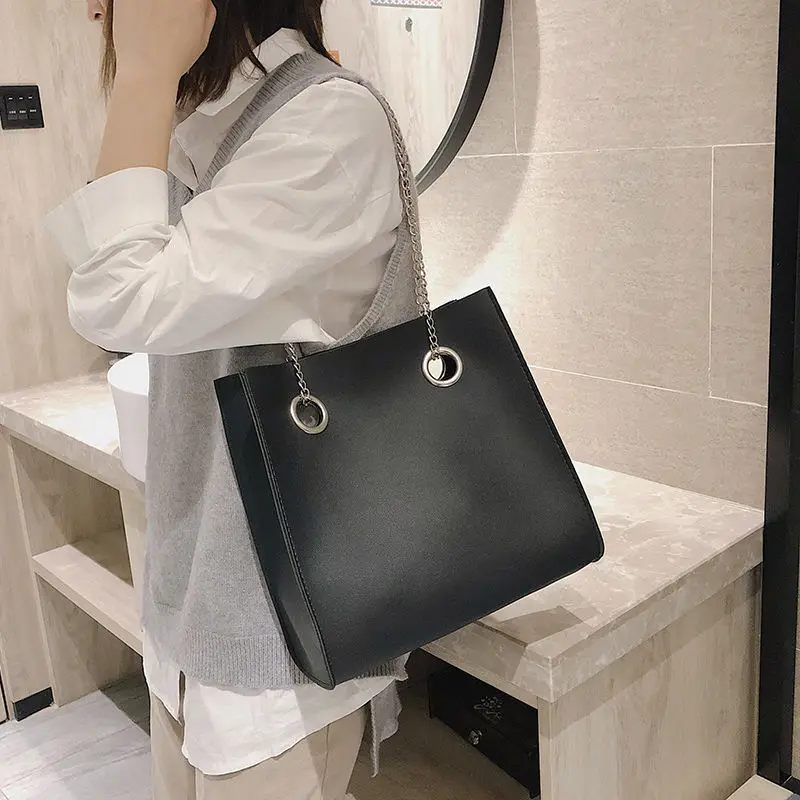New casual large bag ladies Korean version of the wild tide high-capacity chain student shoulder Messenger bag
New casual large bag ladies Korean version of the wild tide high-capacity chain student shoulder Messenger bag