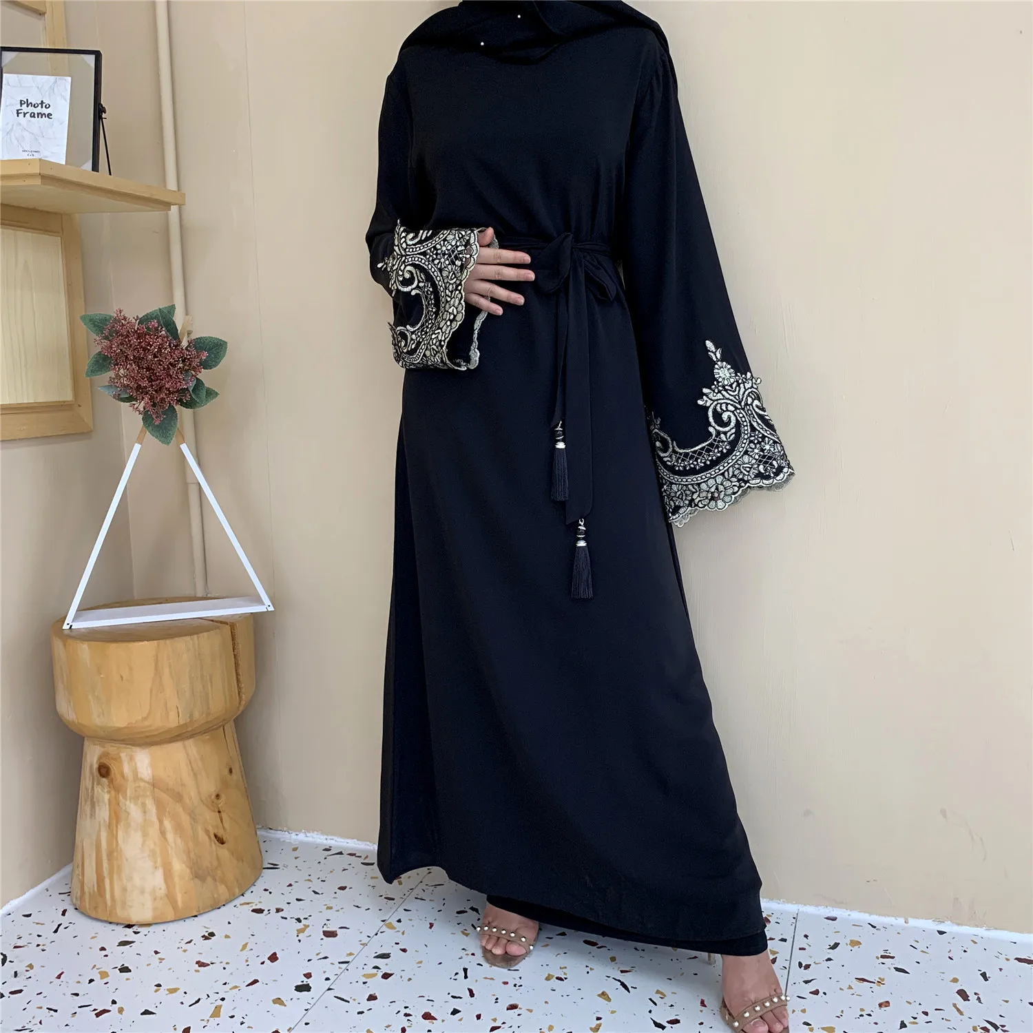 Фото Мусульманское платье с длинным рукавом кружевное в стиле пэчворк поясом |