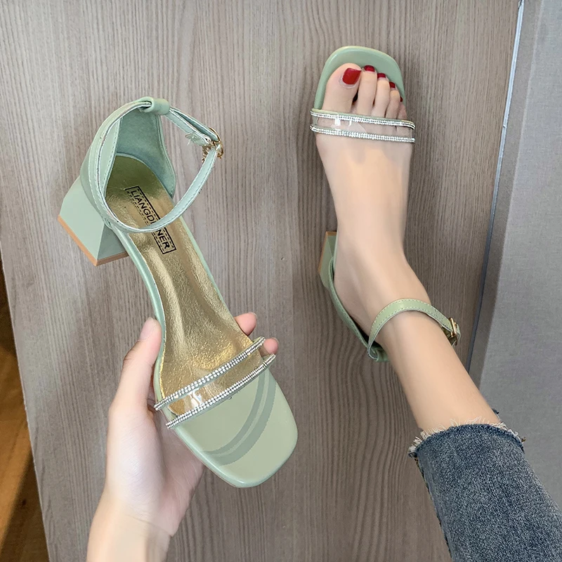 Straight belt sandal lady 2020 new summer fashion versatile net red middle heel fairy Feng Shui diamond transparent
Straight belt sandal lady 2020 new summer fashion versatile net red middle heel fairy Feng Shui diamond transparent