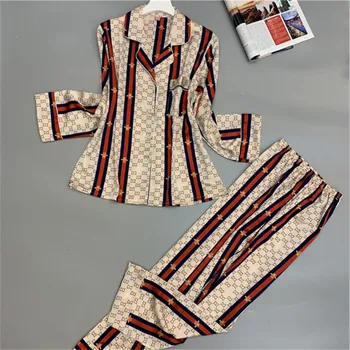 2020 Pajamas Women Spring And summer Silk Comfortable Long-sleeved Trousers Pajamas Set Sexy Printing Ice silk Home Service
2020 Pajamas Women Spring And summer Silk Comfortable Long-sleeved Trousers Pajamas Set Sexy Printing Ice silk Home Service